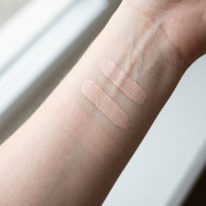 Swatch of Therapium VELOURIS Smoothing Foundation shade 15 Light Cool on skin